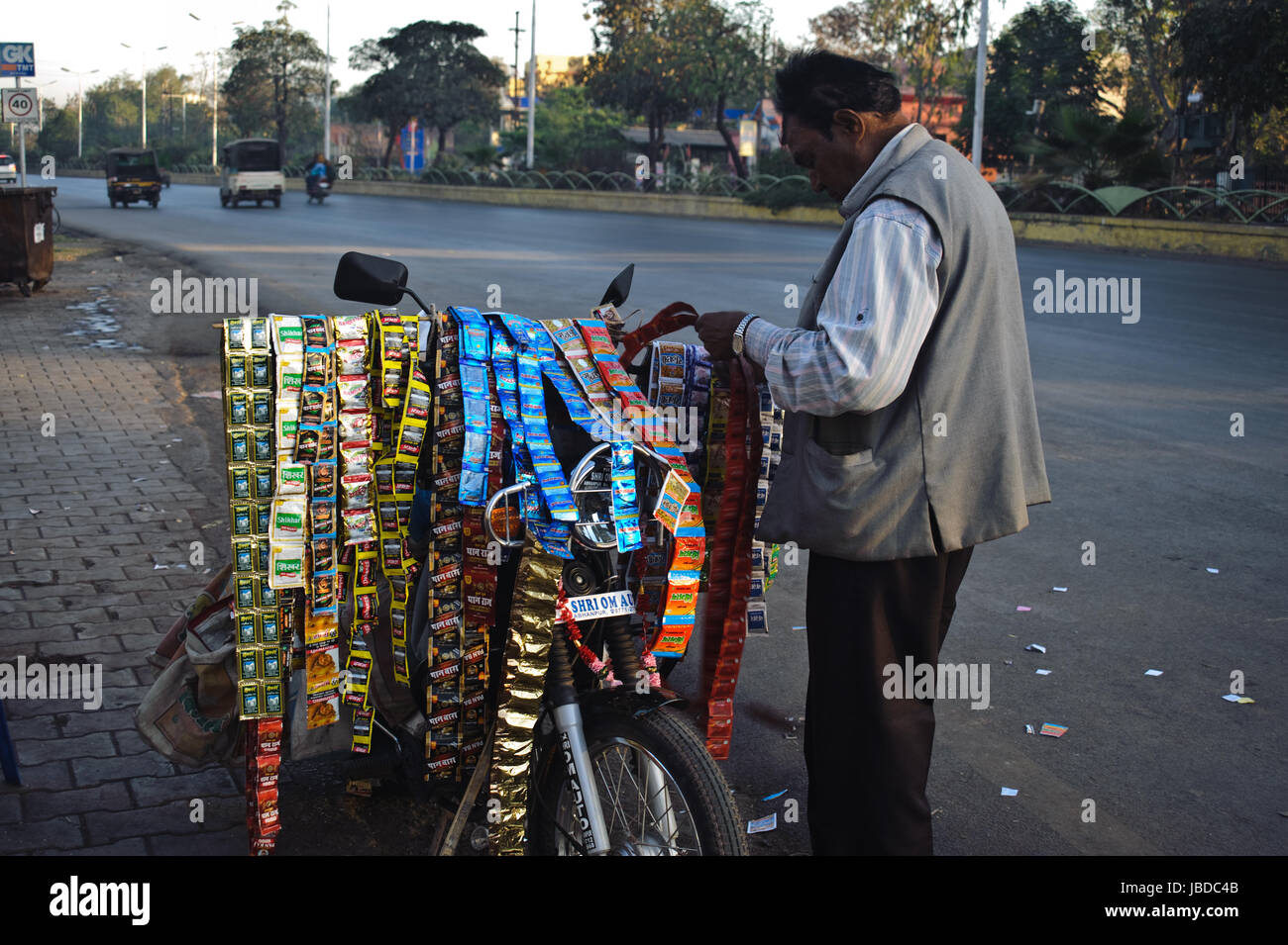 Street vendor selling packets of pan masala ( India) Stock Photo