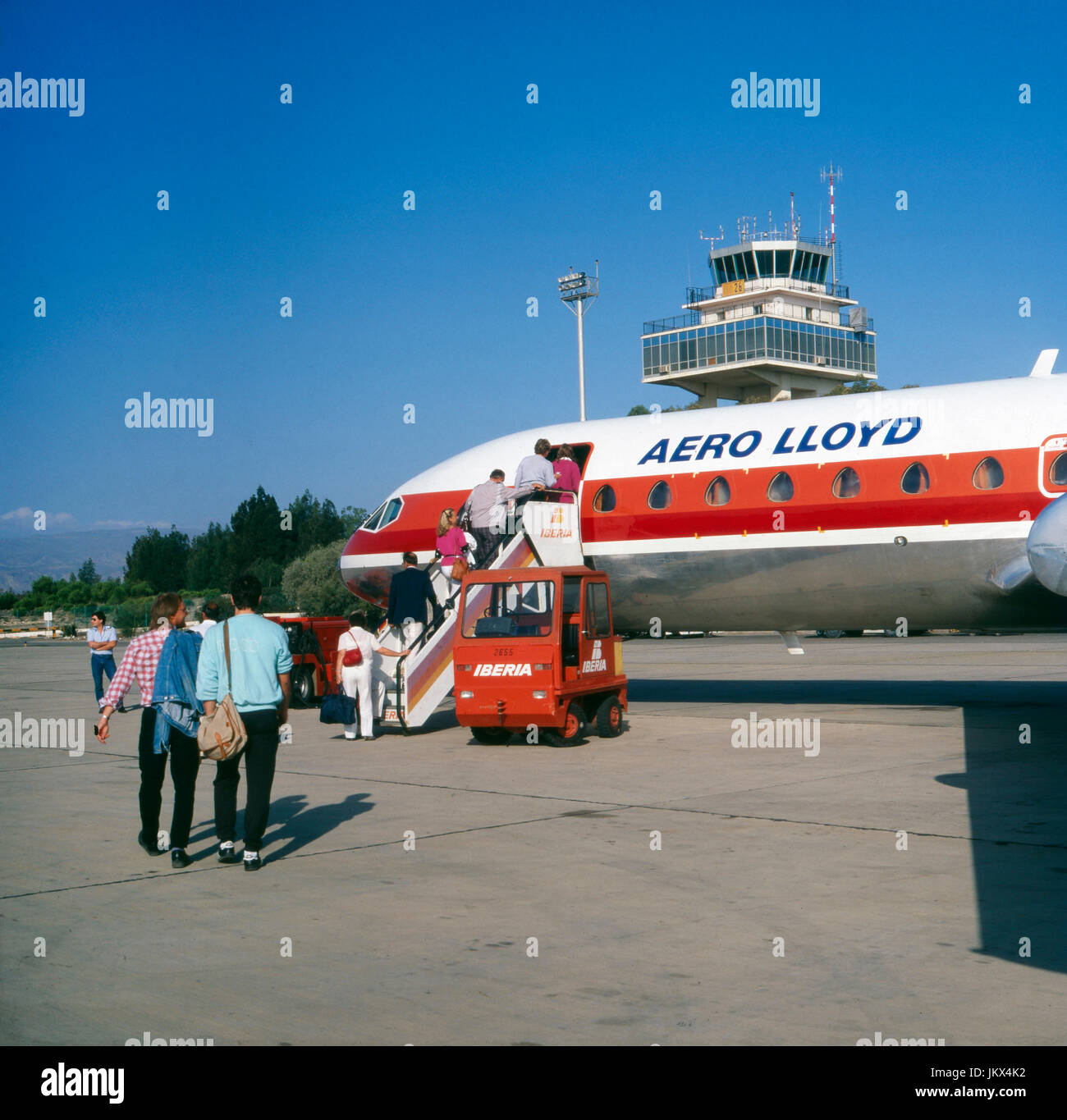 Fluggäste besteigen eine Maschine des Aero Lloyd auf dem Flughafen von Almeria, Spanien 1980er Jahre. Passengers enter a plane of Aero Lloyd at Almeria airport, Spain 1980s. Stock Photo