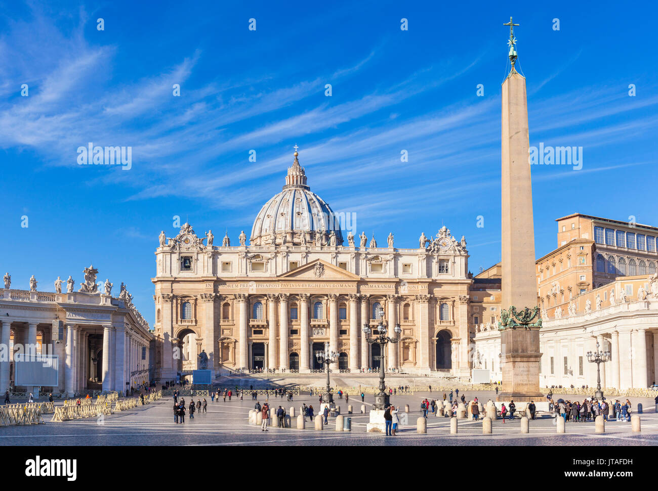 St. Peters Square and St. Peters Basilica, Vatican City, UNESCO World Heritage Site, Rome, Lazio, Italy, Europe Stock Photo