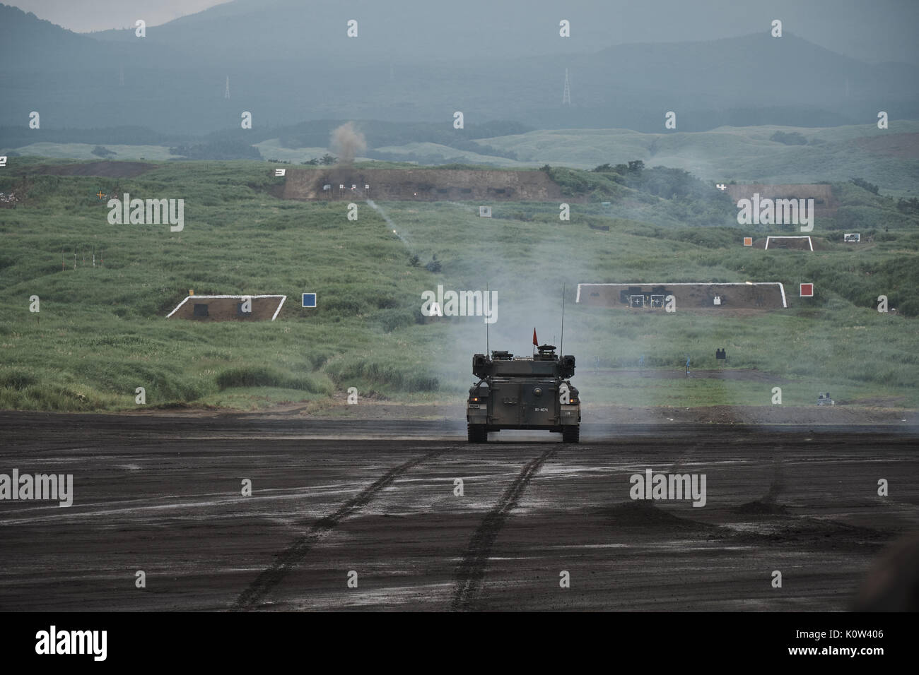 Gotemba, Japan. 24th Aug, 2017. Japanese Ground Self-Defense Force's fire shells during an annual training session at Higashifuji training field in Gotemba, west of Tokyo. About 2,400 JGSDF personnel with some 80 tanks and armoured vehicles participated in the drill, taking place also on 24 and 25 August. Credit: Aflo Co. Ltd./Alamy Live News Stock Photo