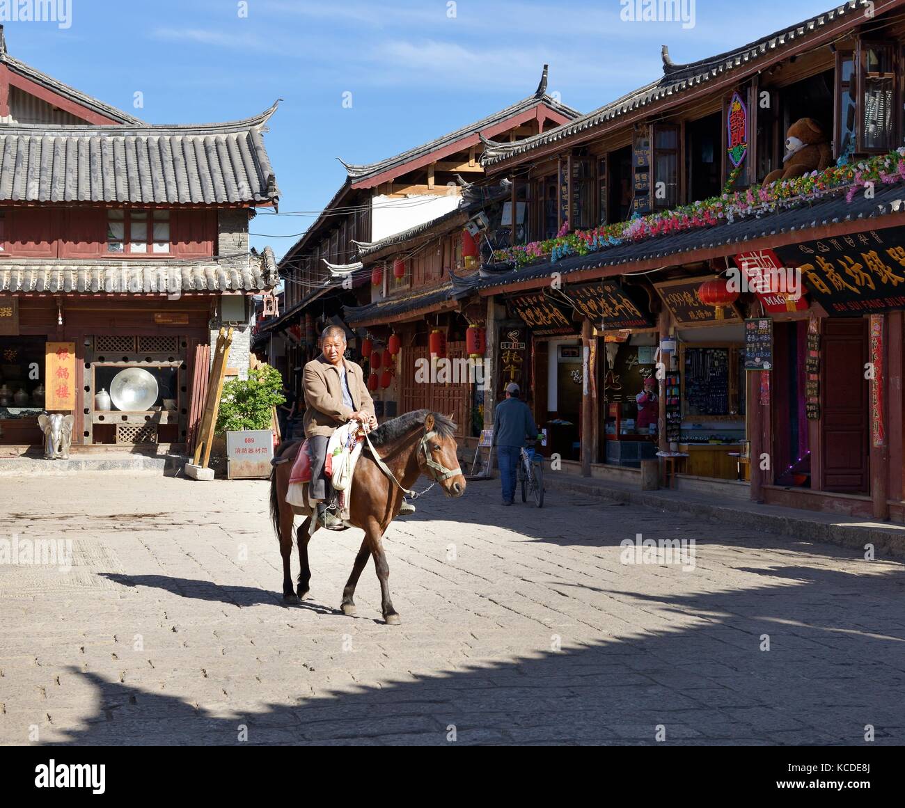 Shuhe Old Town World Heritage Site, Yunnan Province, China. Naxi ethnic people horse and merchant trading ancient culture site street scene at Lijiang Stock Photo