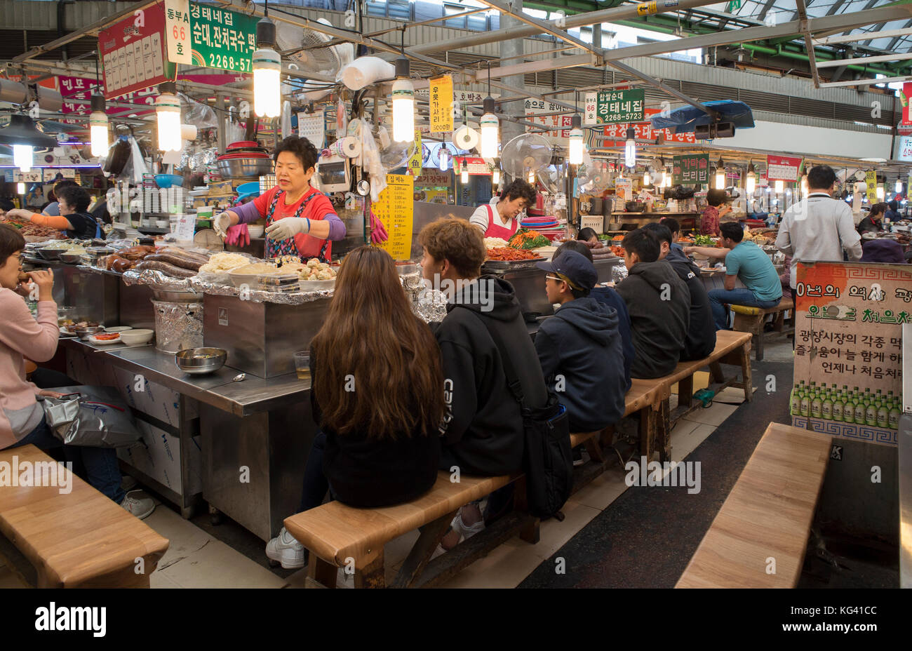 Foodstall in the Gwangjang market in Seoul, South Korea serving traditional dumplings, kimchi and other authentic Korean cuisine Stock Photo