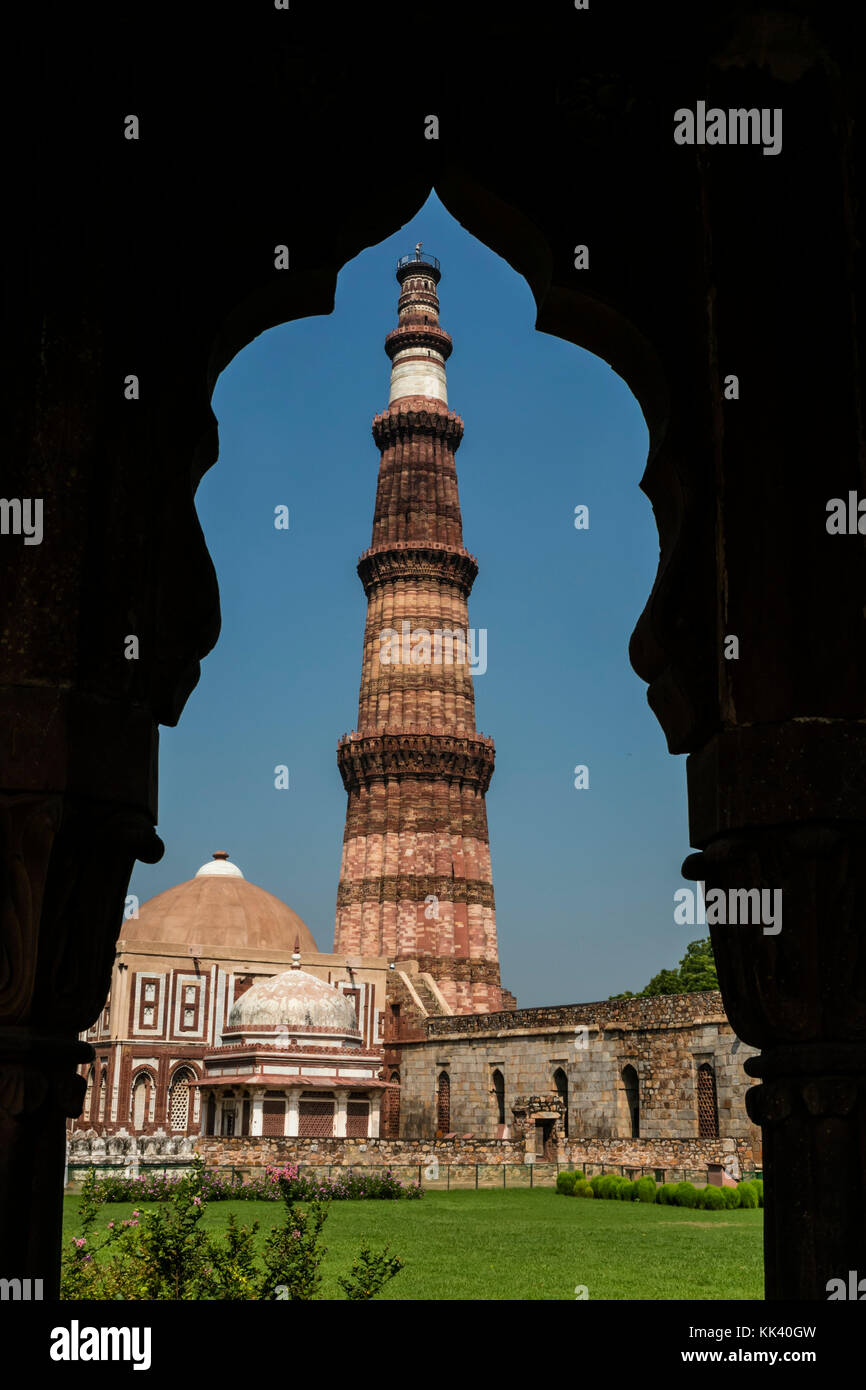 The QUTB MINAR tower is part of a UNESCO site and was constructed in the 12th century - QUTB COPLEX, NEW DELHI, INDIA Stock Photo