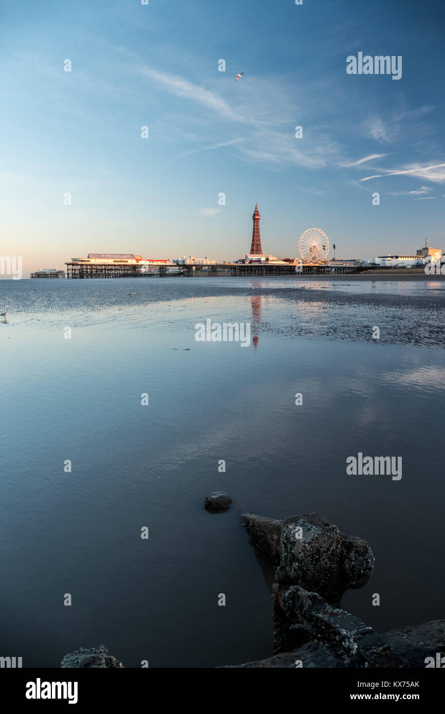 Blackpool, UK. 8th Jan, 2018. weather news. A cracking start to the day in Blackpool. After the frosty start it looks to be a cold but bright day for the resort. Credit: Gary Telford/Alamy Live News Stock Photo