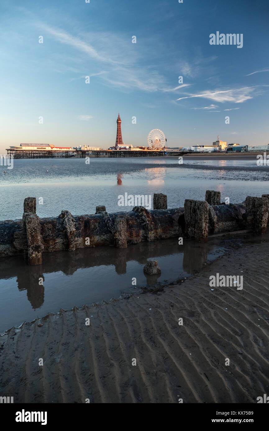 Blackpool, UK. 8th Jan, 2018. weather news. A cracking start to the day in Blackpool. After the frosty start it looks to be a cold but bright day for the resort. Credit: Gary Telford/Alamy Live News Stock Photo