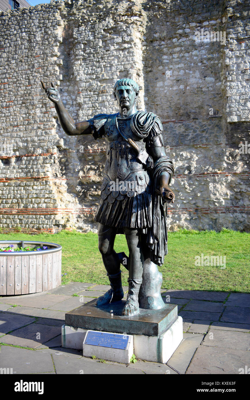 STATUE BELIEVED TO BE OF THE ROMAN EMPEROR TRAJAN A.D. 98–117 IMPERATOR CAESAR NERVA TRAJANUS AUGUSTUS PRESENTED BY THE TOWER HILL IMPROVEMENT TRUST Stock Photo