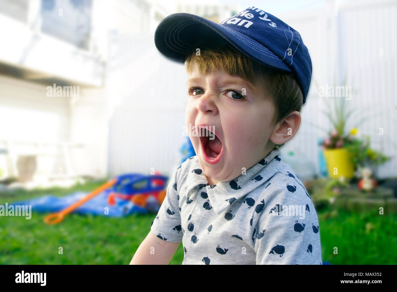 Montreal,Canada,8,August,2017.A 2 year old child yawning outdoors in backyard.Credit:Mario Beauregard/Alamy Live News Stock Photo