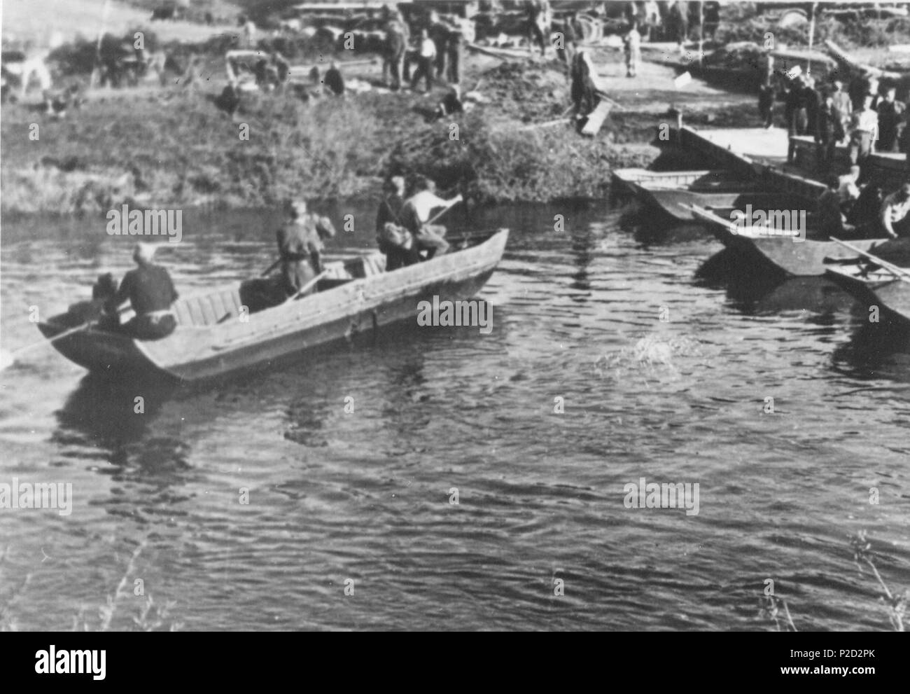 . English: Yugoslav partisans of the Third division crossing the Dobra river near Karlovac, April 1945. April 1945. Unknown 2 3. divizija NOVJ na Dobri kod Karlovca, april 1945 Stock Photo