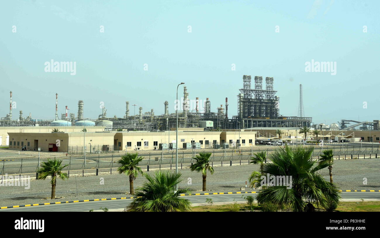 Yanbu. 2nd July, 2018. Photo taken on July 2, 2018 shows the Yanbu Aramco Sinopec Refining Company (YASREF), in Yanbu, Saudi Arabia. Situated on Saudi Arabia's western coast of the Red Sea, Yanbu is famous for its advanced petrochemical industry, featuring three major refineries lining up along the beautiful beach. Among them includes the Yanbu Aramco Sinopec Refining Company (YASREF), jointly established by China Petrochemical Corporation (Sinopec) and Saudi Aramco, which is the most advanced, safe and efficient refinery. Credit: Wang Bo/Xinhua/Alamy Live News Stock Photo