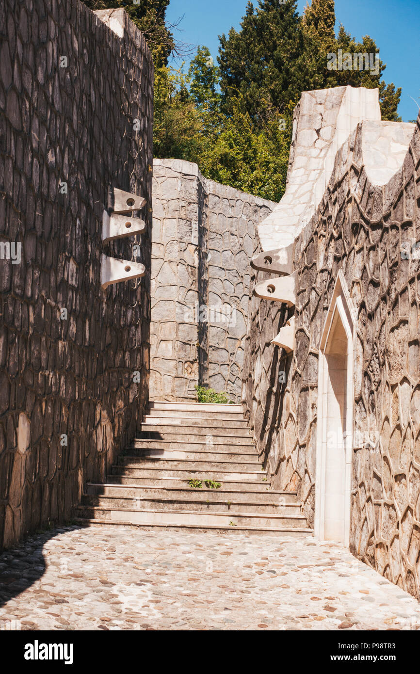 unusual sweeping curves and concrete sculptures commemorate the Yugoslav Partisans killed in World War II at the Partisan Memorial Cemetery in Mostar Stock Photo