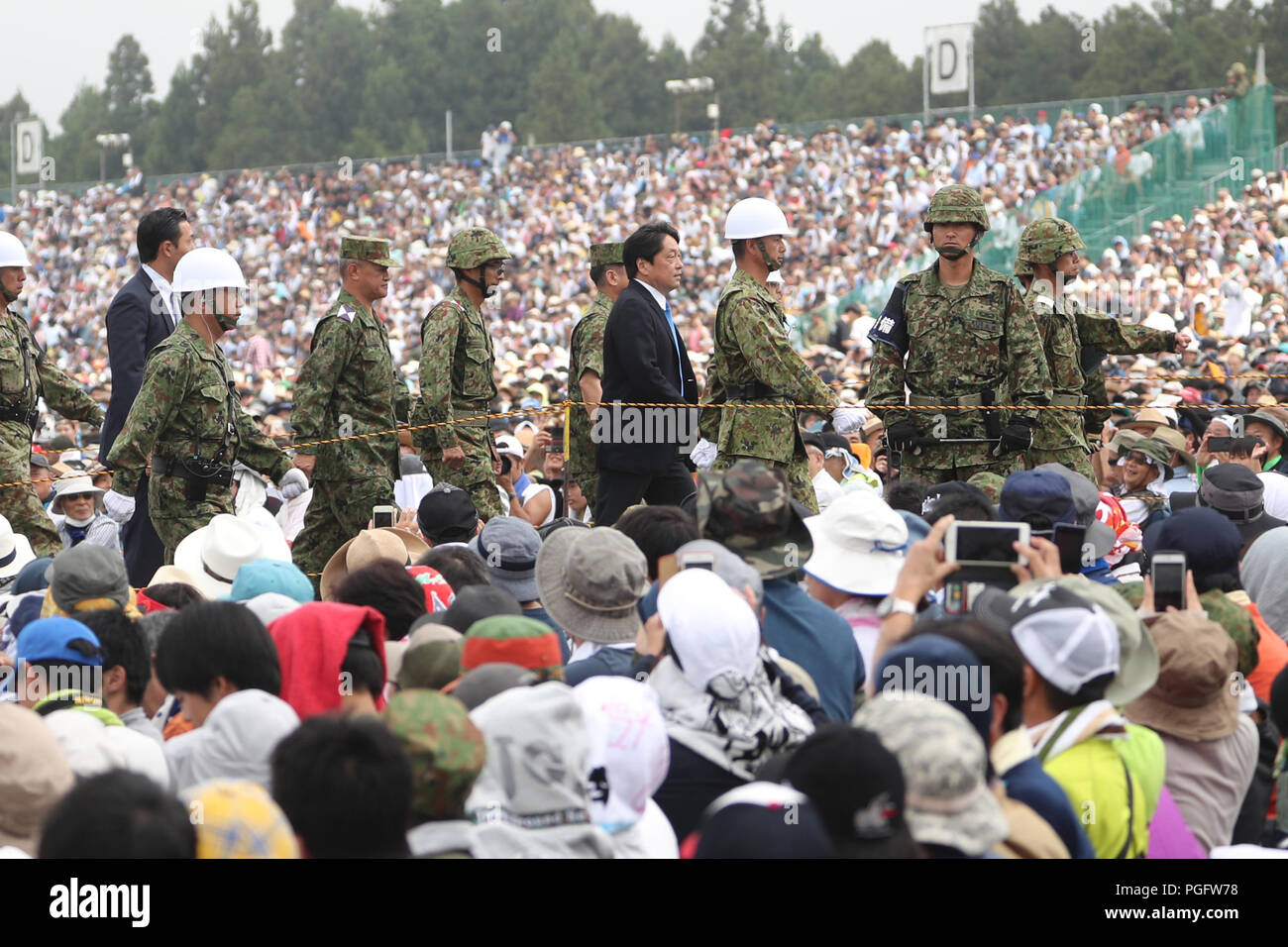 Gotemba, Japan. 26th Aug, 2018. Japanese Defense Minister Itsunori Onodera attends an annual live-fire military drill in Gotemba of Shizuoka prefecture, Japan, on Aug. 26, 2018. Credit: Du Xiaoyi/Xinhua/Alamy Live News Stock Photo