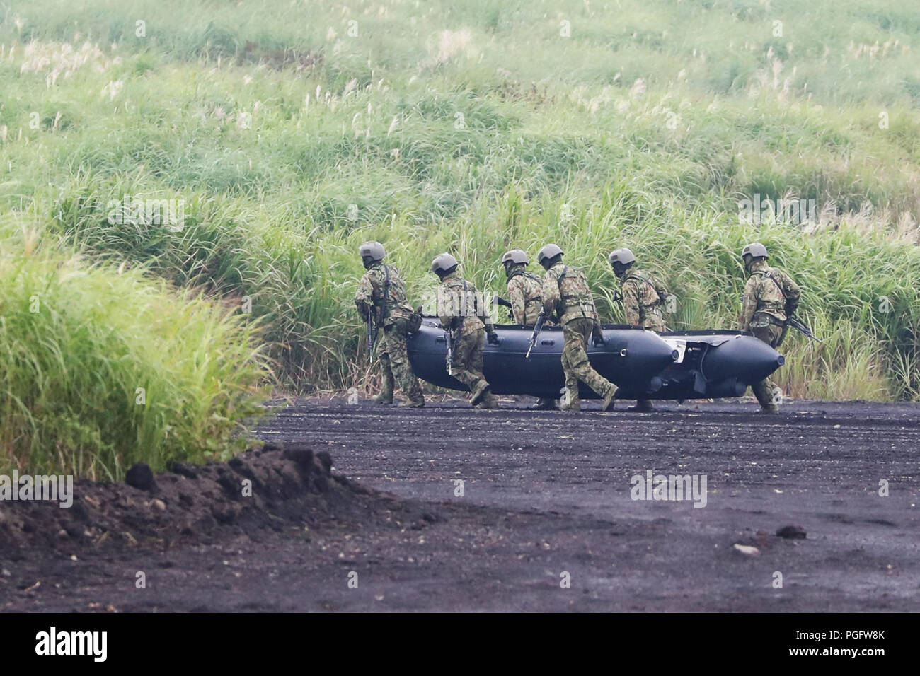 Gotemba, Japan. 26th Aug, 2018. Members of Japan Ground Self-Defense Forces take part in an annual live-fire military drill in Gotemba of Shizuoka prefecture, Japan, on Aug. 26, 2018. Credit: Du Xiaoyi/Xinhua/Alamy Live News Stock Photo