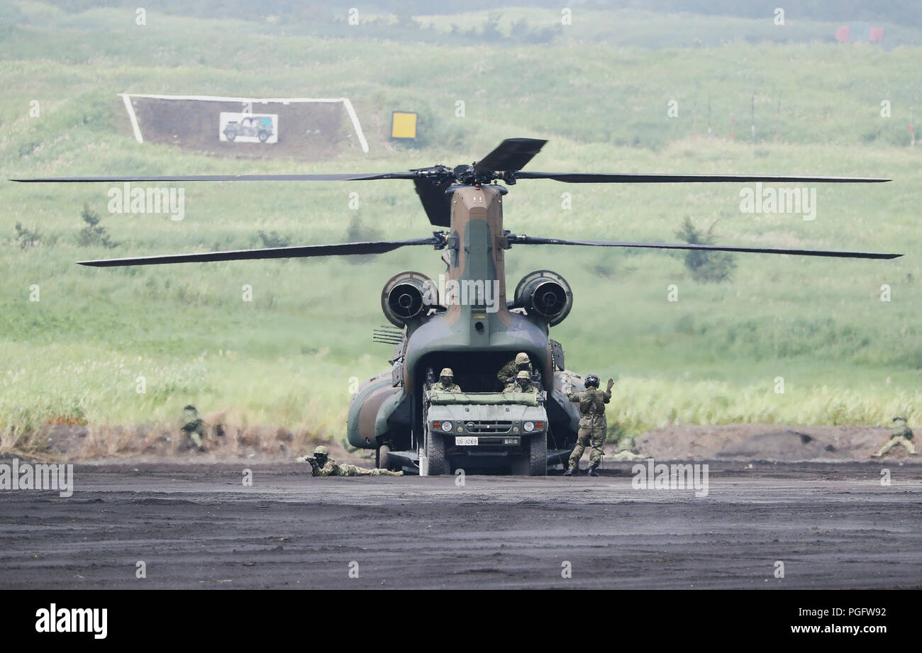 Gotemba, Japan. 26th Aug, 2018. Units of Japan Ground Self-Defense Forces take part in an annual live-fire military drill in Gotemba of Shizuoka prefecture, Japan, on Aug. 26, 2018. Credit: Du Xiaoyi/Xinhua/Alamy Live News Stock Photo