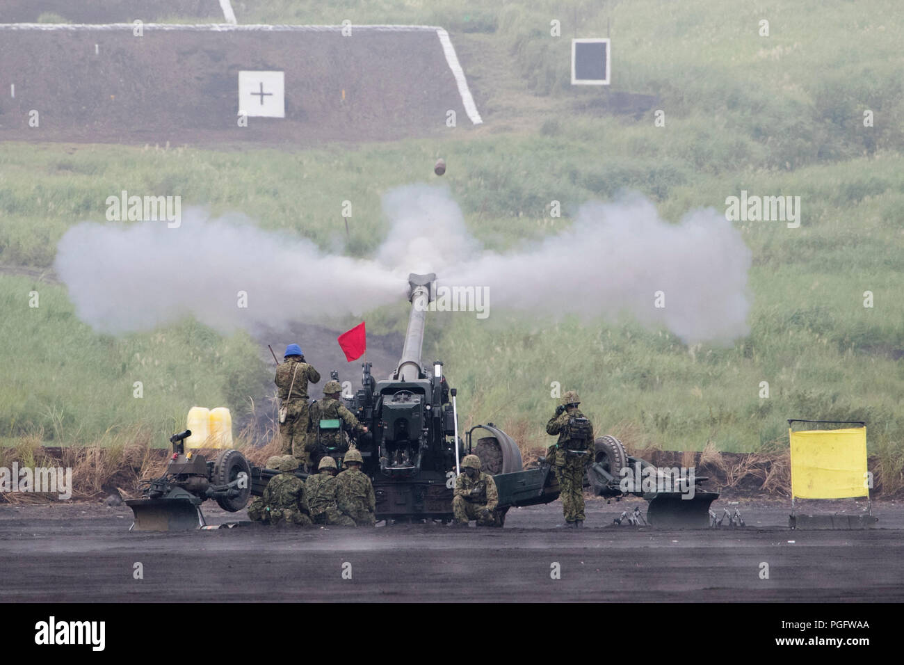 Gotemba, Japan. 26th Aug, 2018. Units of Japan Ground Self-Defense Forces take part in an annual live-fire military drill in Gotemba of Shizuoka prefecture, Japan, on Aug. 26, 2018. Credit: Du Xiaoyi/Xinhua/Alamy Live News Stock Photo