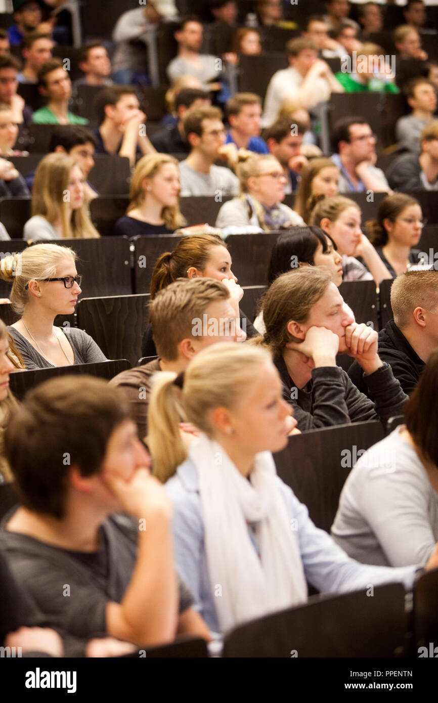 First-year students in Economics (VWL) during a 'Microeconomics I' lecture in the big physics hall in the main building of the Ludwig Maximilian University (LMU) on Geschwister-Scholl-Platz 1. Stock Photo