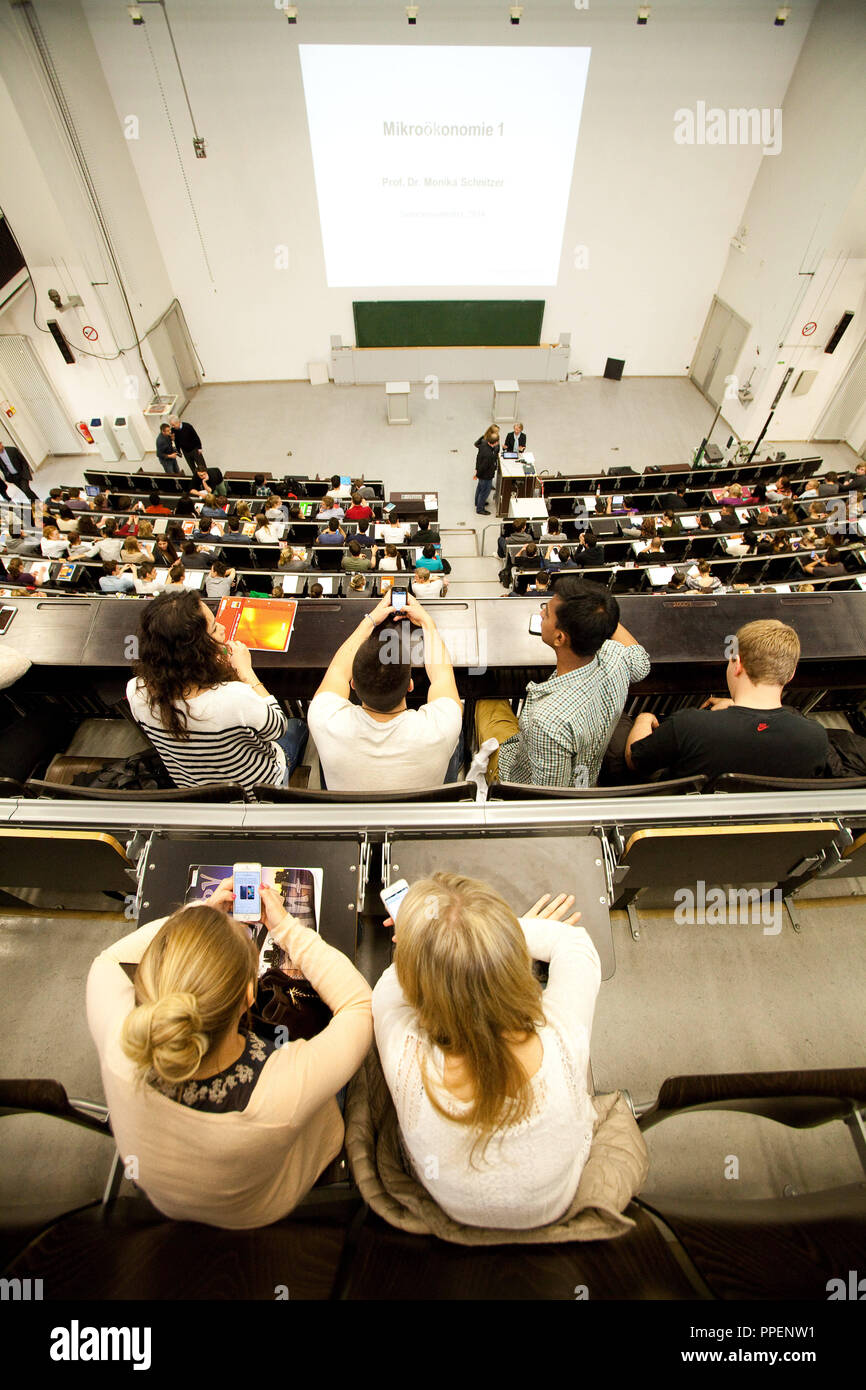 First-year students in Economics (VWL) during a 'Microeconomics I' lecture in the big physics hall in the main building of the Ludwig Maximilian University (LMU) on Geschwister-Scholl-Platz 1. Stock Photo