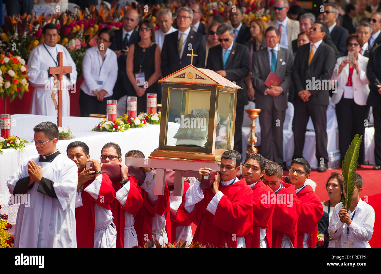 Salvadoran Catholic priests carry a relic - the blood stained shirt - of martyred Archbishop Oscar Romero to the beatification ceremony and mass for the slain priest. Salvadoran politicians with which the priest was frequently at odds stand in the background to honor him. The Archbishop was slain at the alter of his Church of the Divine Providence by a right wing gunman in 1980. Oscar Arnulfo Romero y Galdamez became the fourth Archbishop of San Salvador, succeeding Luis Chavez, and spoke out against poverty, social injustice, assassinations and torture. Romero was shot while offering mass. Stock Photo