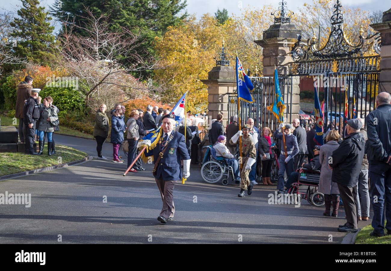 Kidderminster, UK. 11th November, 2018. With acts of remembrance taking place worldwide today, the people of Kidderminster come out in their hundreds to commemorate those who gave their lives for their country. On a gloriously sunny morning, crowds congregate at St Mary and All Saints Church, circling The Angel of Peace war memorial to pay their respects. Credit: Lee Hudson/Alamy Live News Stock Photo