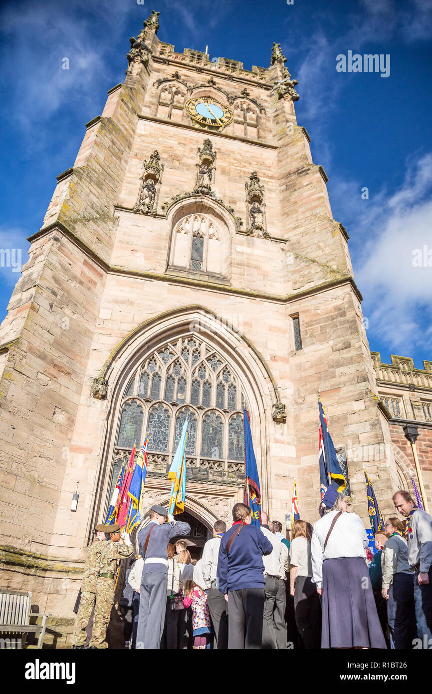 Kidderminster, UK. 11th November, 2018. With acts of remembrance taking place worldwide today, the people of Kidderminster come out in their hundreds to commemorate those who gave their lives for their country. On a gloriously sunny morning, crowds congregate at St Mary and All Saints Church, circling The Angel of Peace war memorial to pay their respects. Credit: Lee Hudson/Alamy Live News Stock Photo