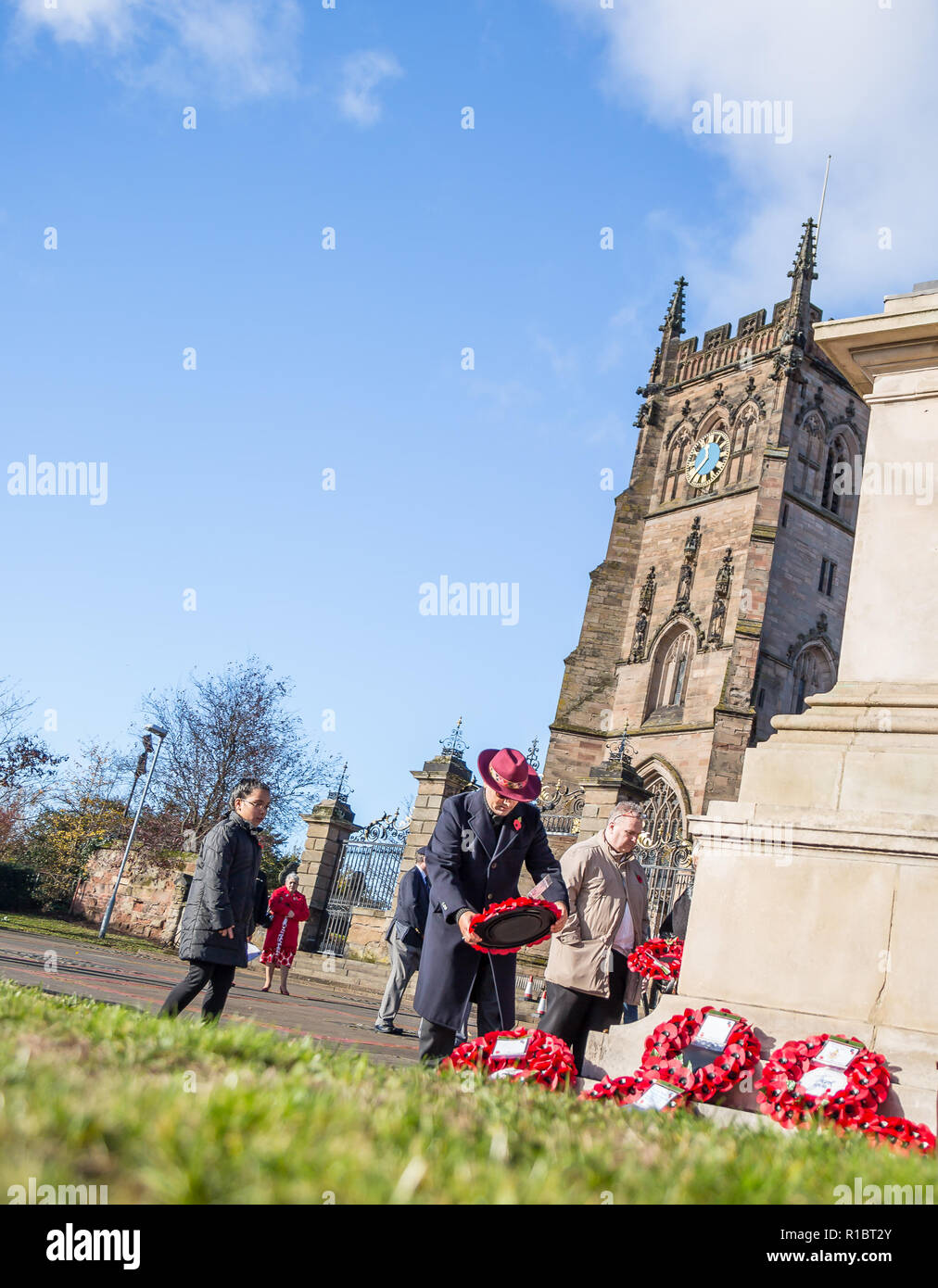 Kidderminster, UK. 11th November, 2018. With acts of remembrance taking place worldwide today, the people of Kidderminster come out in their hundreds to commemorate those who gave their lives for their country. On a gloriously sunny morning, crowds congregate at St Mary and All Saints Church, circling The Angel of Peace war memorial to pay their respects. Credit: Lee Hudson/Alamy Live News Stock Photo