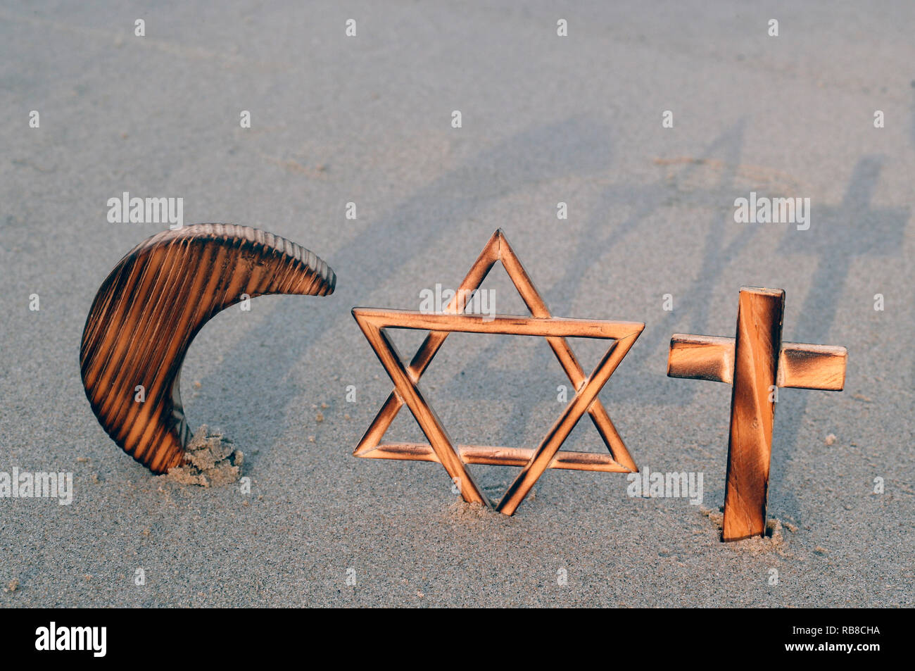 Symboles interreligieux. Christianity, Islam, Judaism 3 monotheistic religions. Jewish Star, Cross and Crescent : Interreligious symbols. Stock Photo