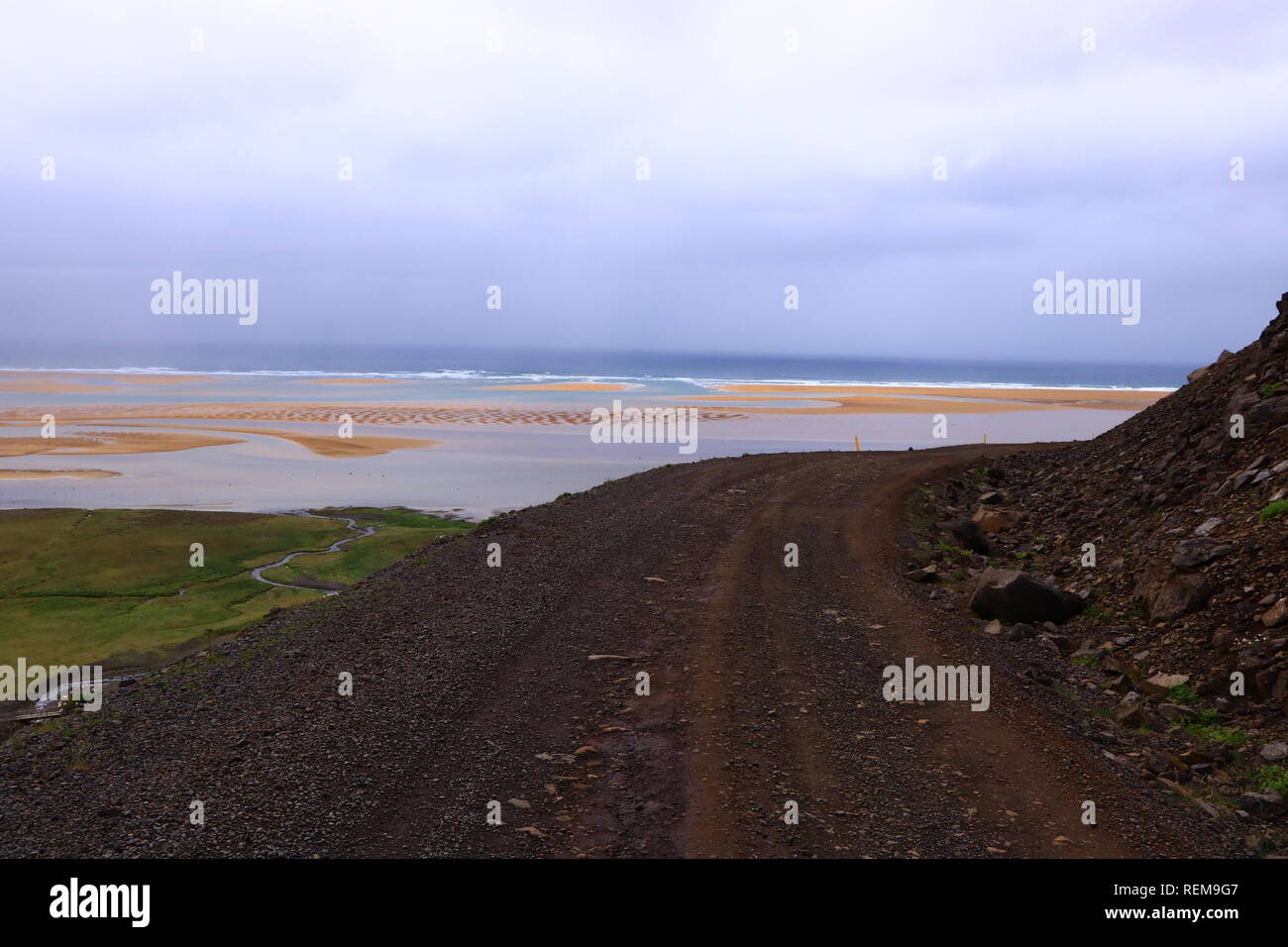 Steinige Straße zum Meer, Island Stock Photo