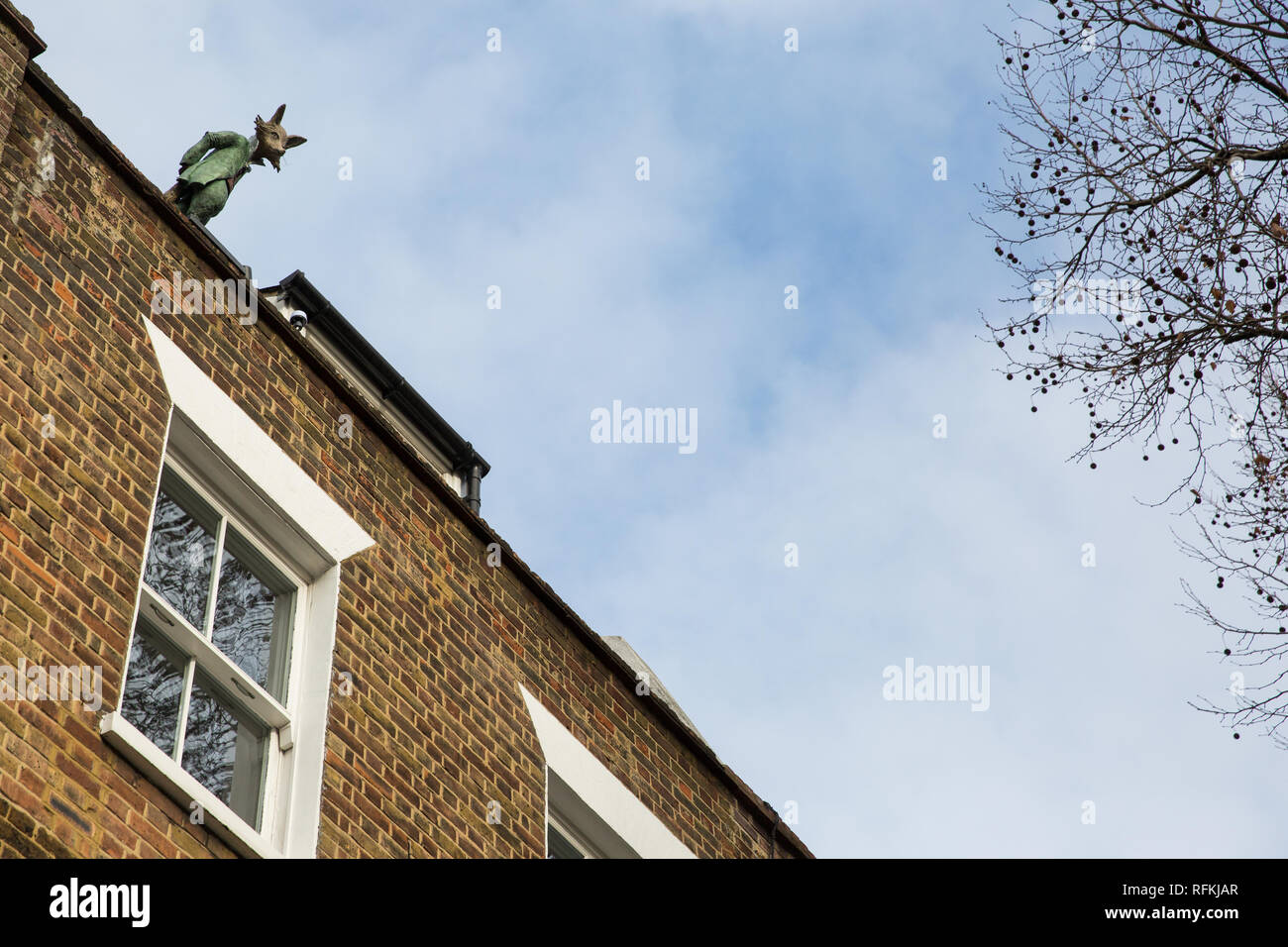 London, UK. 25th January, 2019. A figure of a fox peers from the roof of Captain Bligh House in Lambeth. Stock Photo