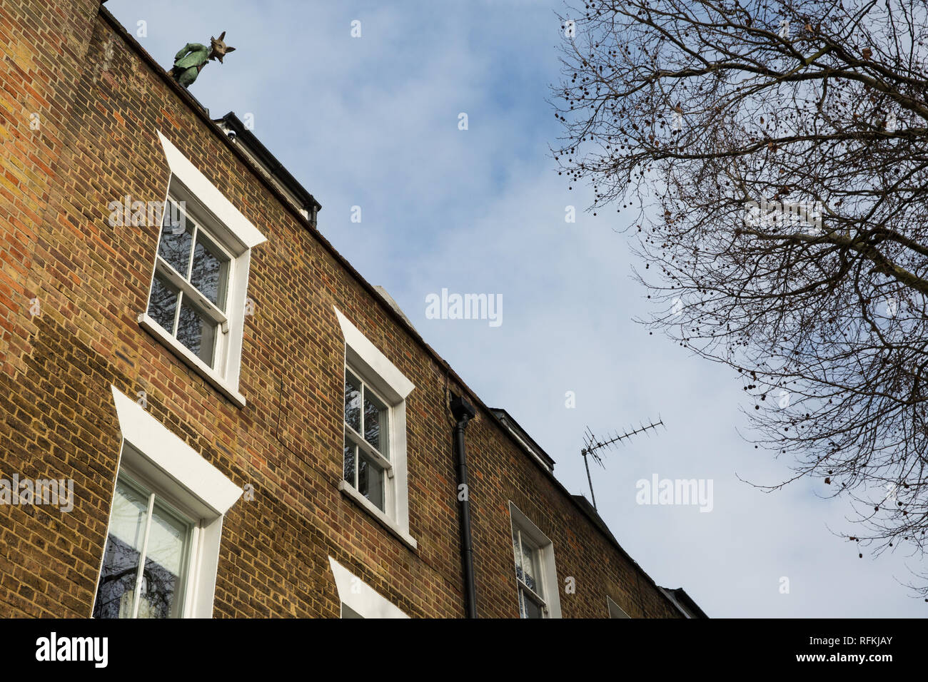 London, UK. 25th January, 2019. A figure of a fox peers from the roof of Captain Bligh House in Lambeth. Stock Photo