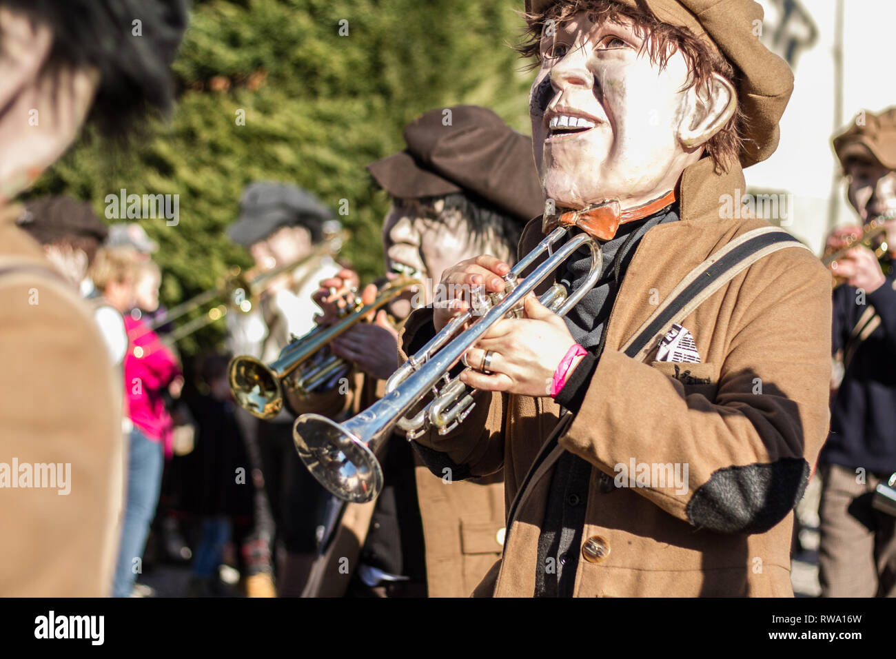 Guggenmusik-Kapelle bei einem Festumzug zur schwäbisch-alemannischen Fasnet in Schwaben mit traditionellen Kostümen und Holzmasken Stock Photo