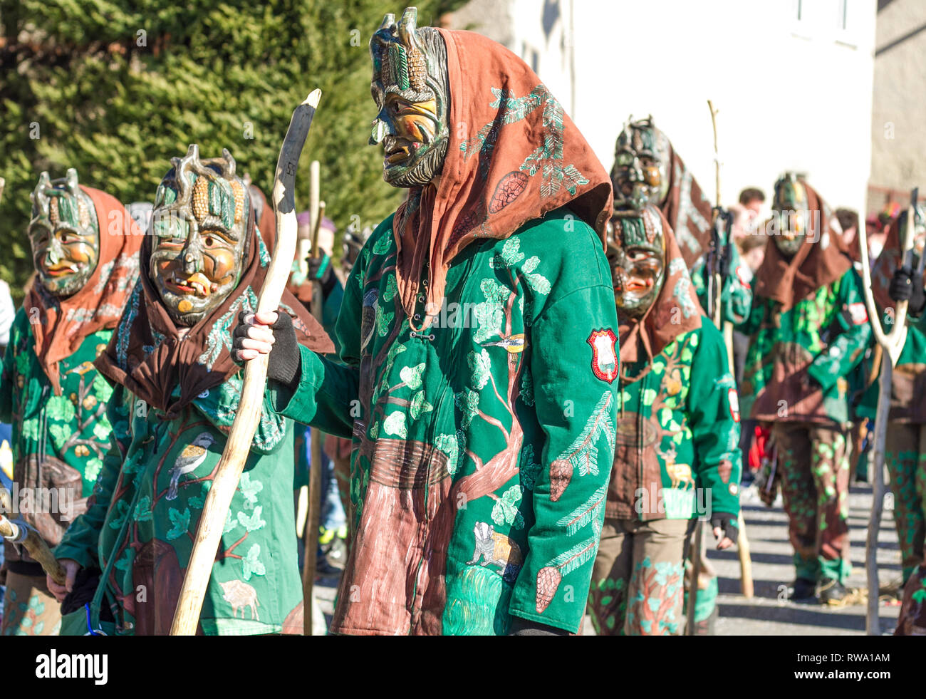 Bunter Festumzug zur schwäbisch-alemannischen Fasnet in Schwaben mit traditionellen Kostümen und Holzmasken Stock Photo