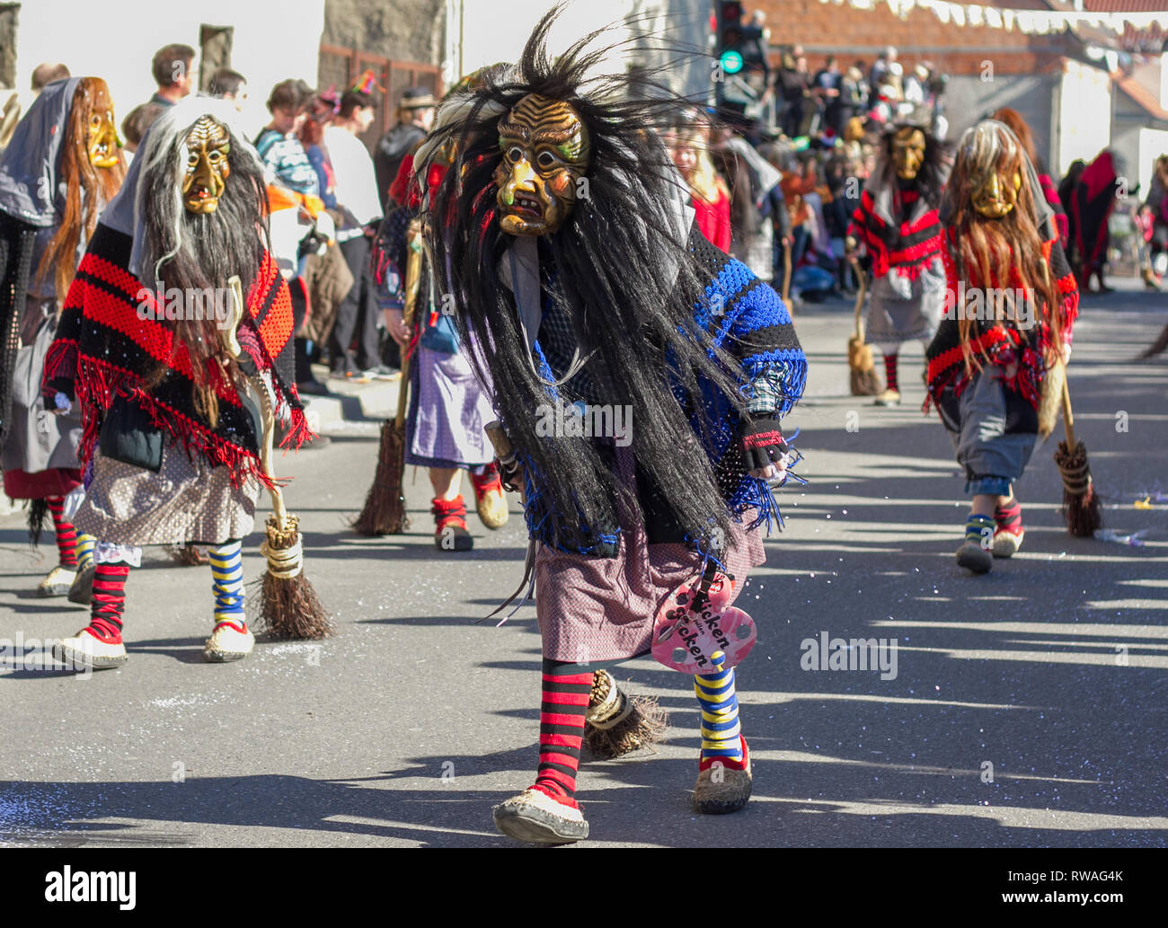 Bunter Festumzug zur schwäbisch-alemannischen Fasnet in Schwaben mit traditionellen Kostümen und Holzmasken Stock Photo