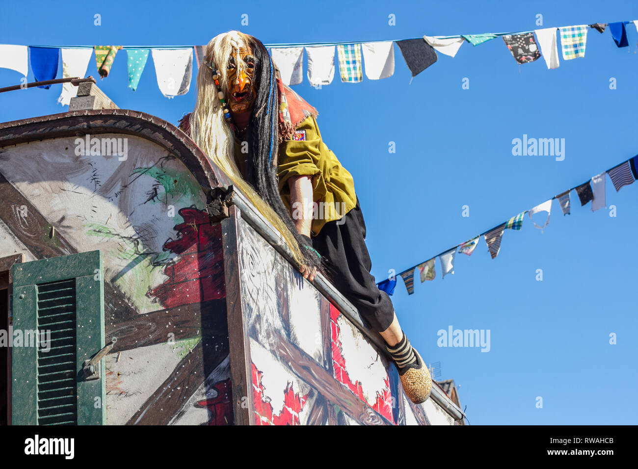 Bunter Festumzug zur schwäbisch-alemannischen Fasnet in Schwaben mit traditionellen Kostümen und Holzmasken Stock Photo