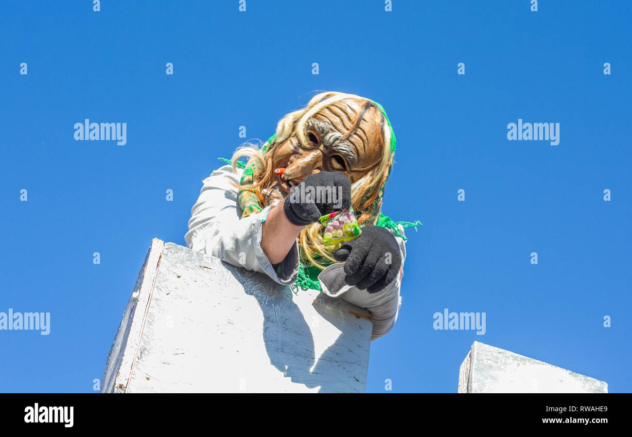 Bunter Festumzug zur schwäbisch-alemannischen Fasnet in Schwaben mit traditionellen Kostümen und Holzmasken Stock Photo