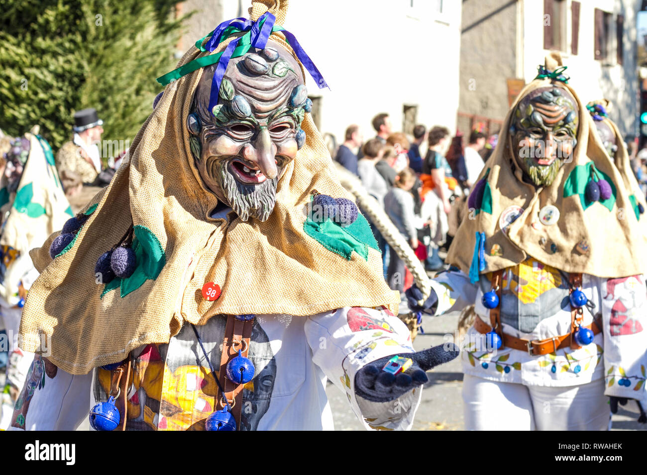 Bunter Festumzug zur schwäbisch-alemannischen Fasnet in Schwaben mit traditionellen Kostümen und Holzmasken Stock Photo