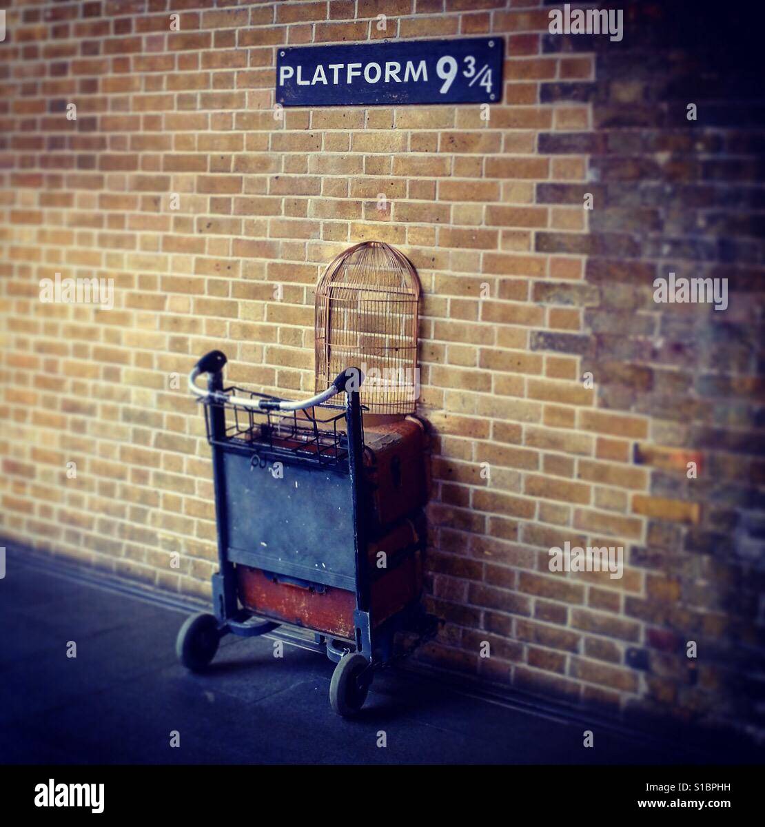 Collection 96+ Pictures Hogwarts™ Express: King's Cross Station Photos ...