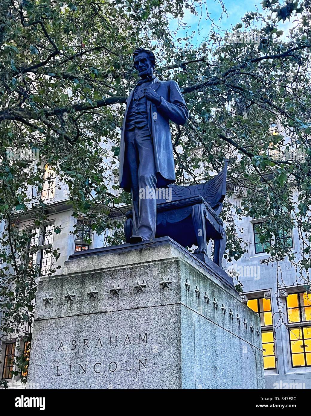 Abraham Lincoln statue, Parliament Square, London. Known as 'Standing Lincoln' by Augustus Saint-Gaudens, it's a full-size replica of his acclaimed original in Chicago's Lincoln Park. Stock Photo