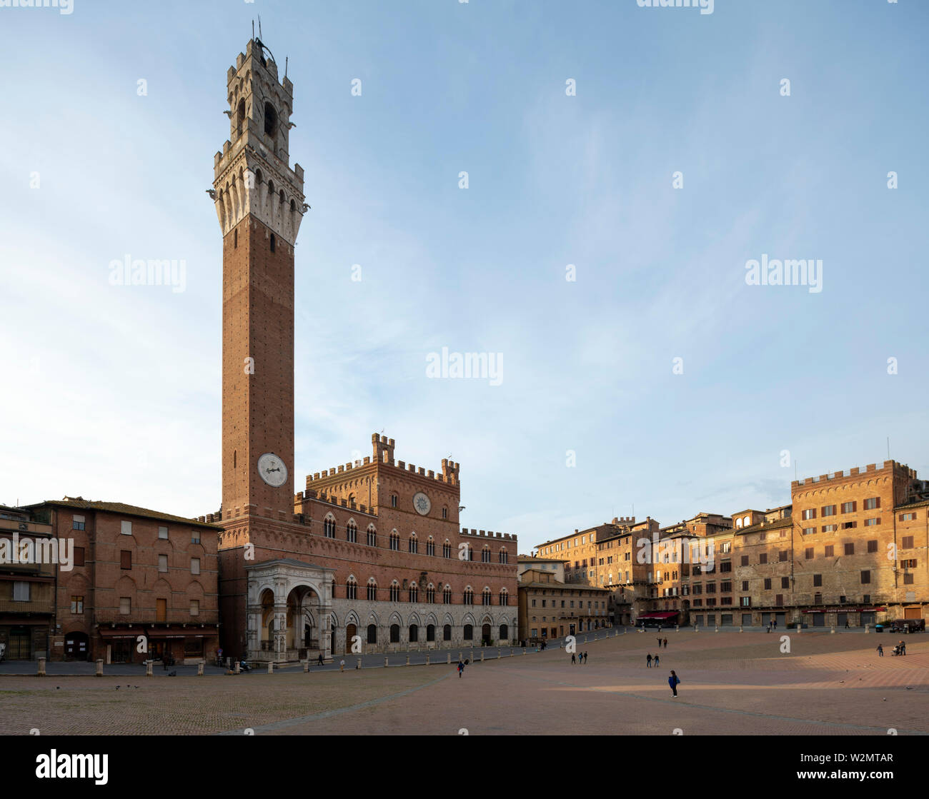 Siena, Piazza del Campo mit Palazzo Pubblico, Blick von Norden Stock Photo