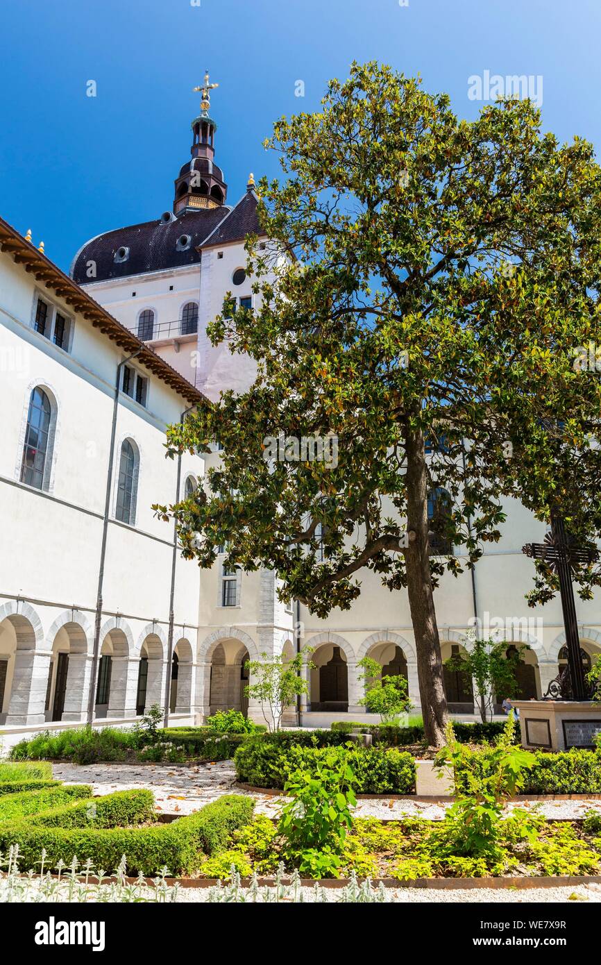 France, Rhone, Lyon, la Presqu'île, historic centre classified as a UNESCO World Heritage site, Grand Hotel-Dieu, the cloister Stock Photo