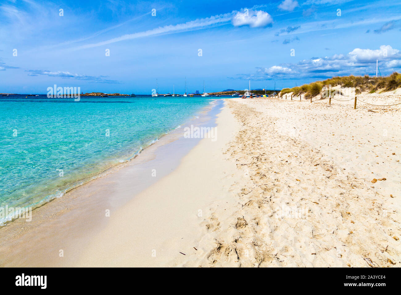 Weißen Sandstrand und das blaue Wasser auf S'Espalmador Insel, Platja de s'Alga, Formentera, Spanien Stockfoto