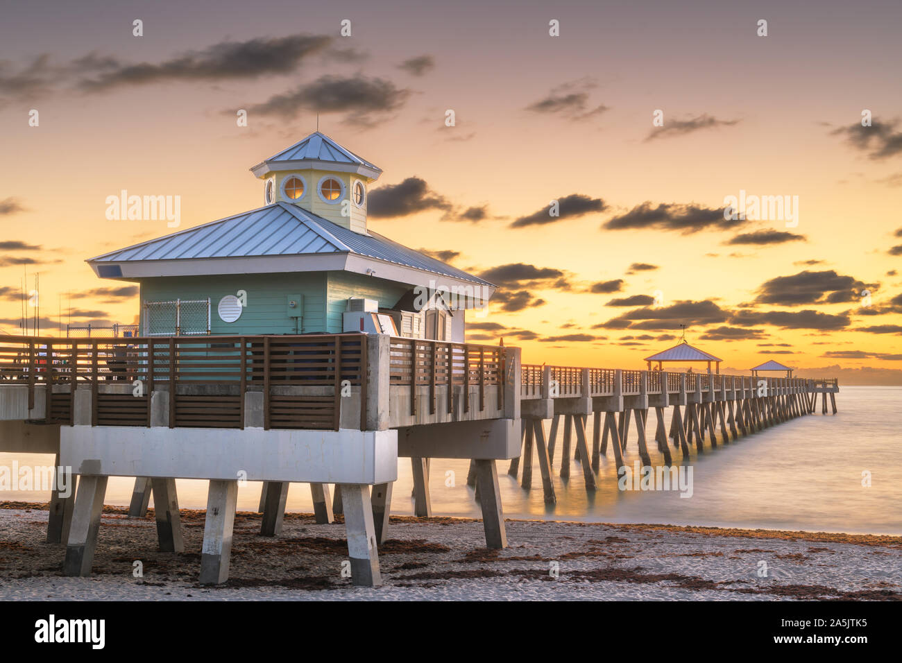 Juno, Florida, USA an der Juno Beach Pier kurz vor Sonnenaufgang. Stockfoto