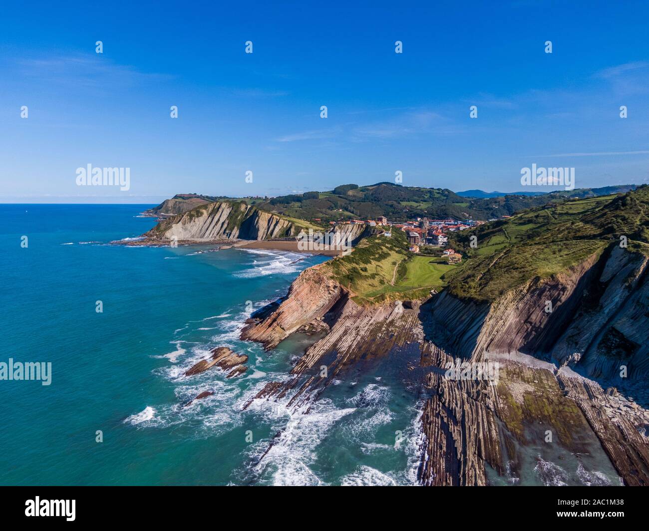 Luftaufnahme von Felsformationen auf Zumaia oder itzurun Strand in Spanien Stockfoto