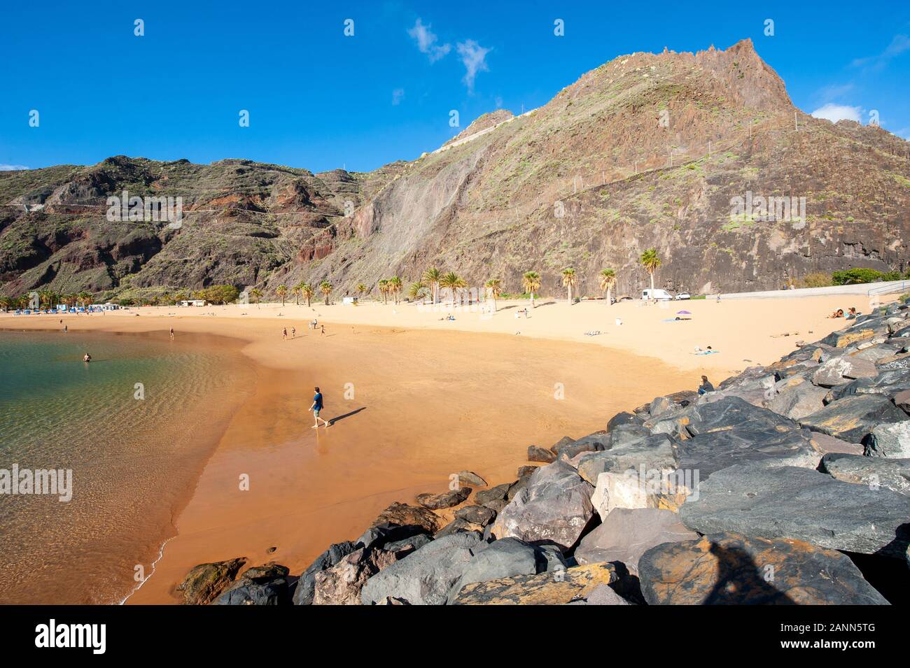 Playa de Las Teresitas ist der schönste Strand auf der Kanarischen Insel Teneriffa. Der weiße Sand aus der Sahara ausgeliefert. Stockfoto