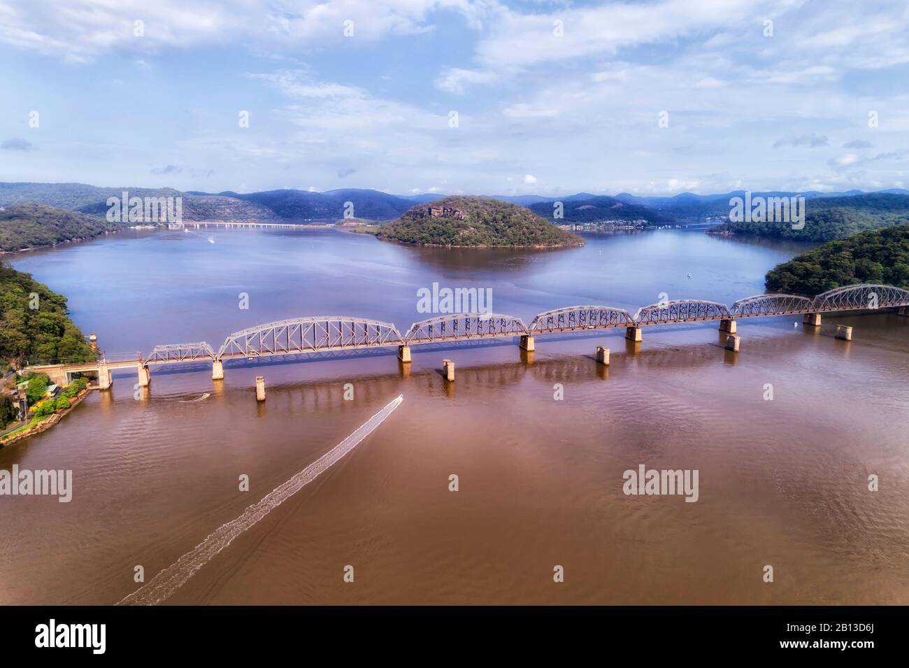 Hill Ranges am Ufer des Flusses Hawkesbury nahe dem Fischerdorf Brooklyn mit langer Eisenbahnbrücke, die Greater Sydney mit der Central Coast verbindet. Stockfoto