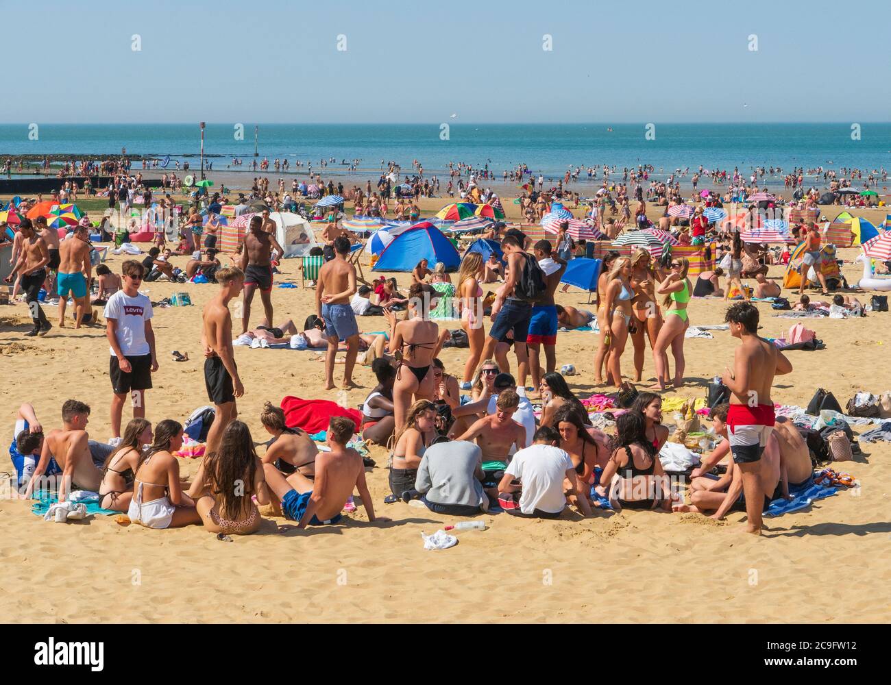 Margate Hauptstrand an sehr heißen Tagen, Urlauber genießen den Aufenthalt nach der Absperrung. Stockfoto