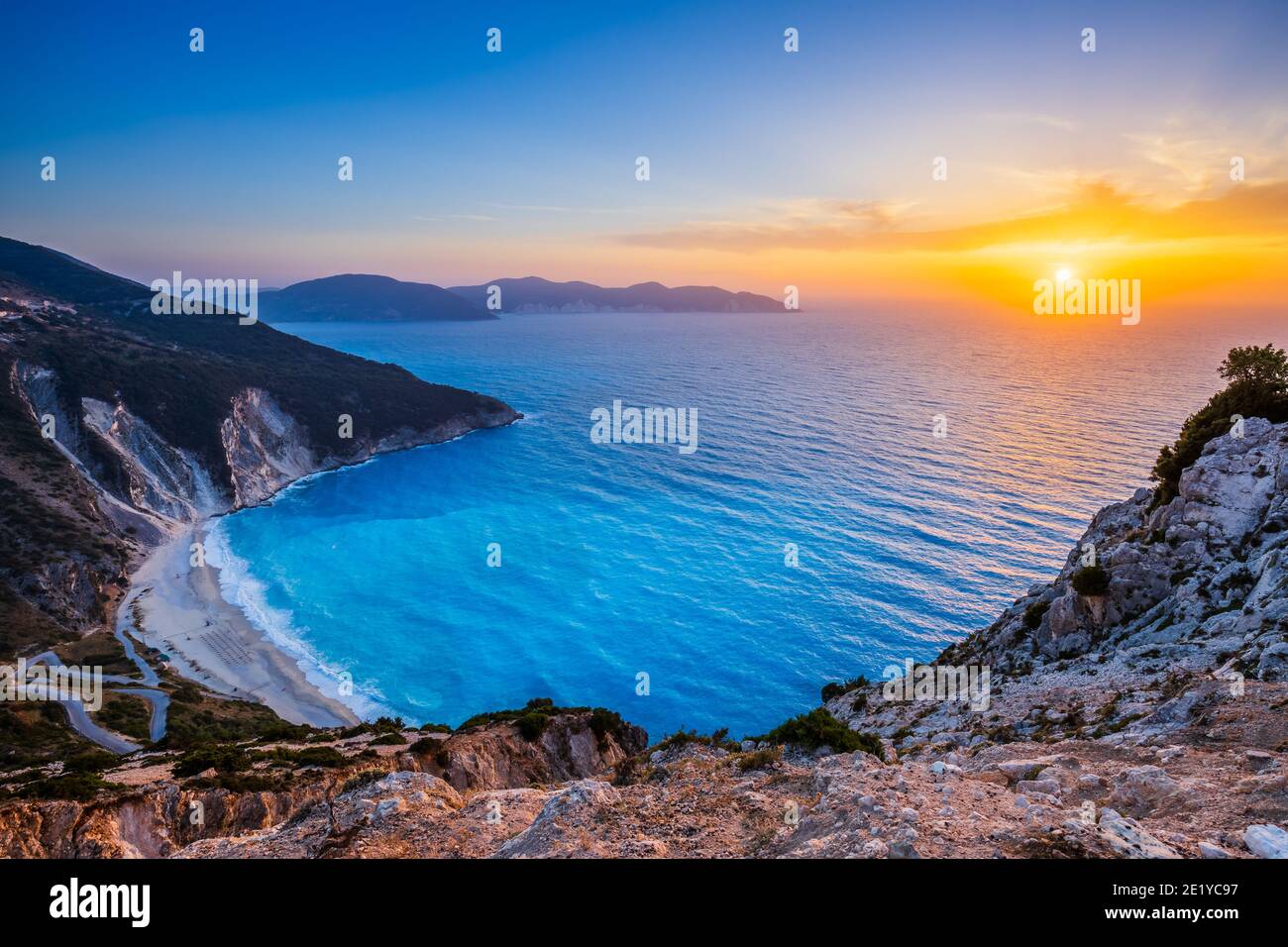 Kefalonia, Griechenland. Blick über den Strand von Myrtos bei Sonnenuntergang. Stockfoto