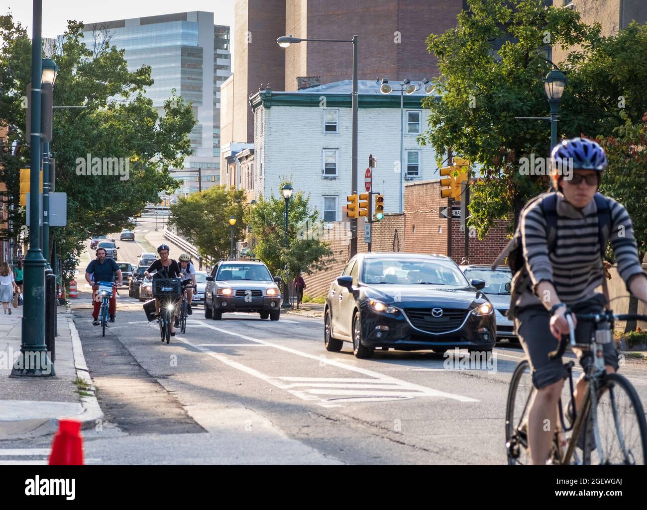 Radfahrer pendeln auf Straßen der Stadt Radwege mit Autos und Verkehr, University City, Philadelphia, Pennsylvania, USA Stockfoto