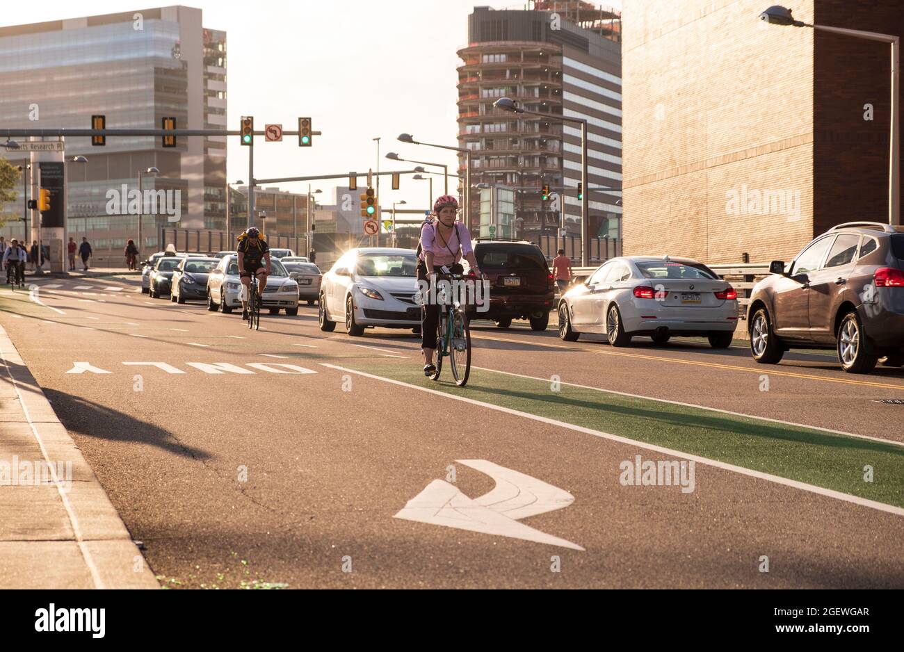 Radfahrer pendeln auf Straßen der Stadt Radwege mit Autos und Verkehr, University City, Philadelphia, Pennsylvania, USA Stockfoto