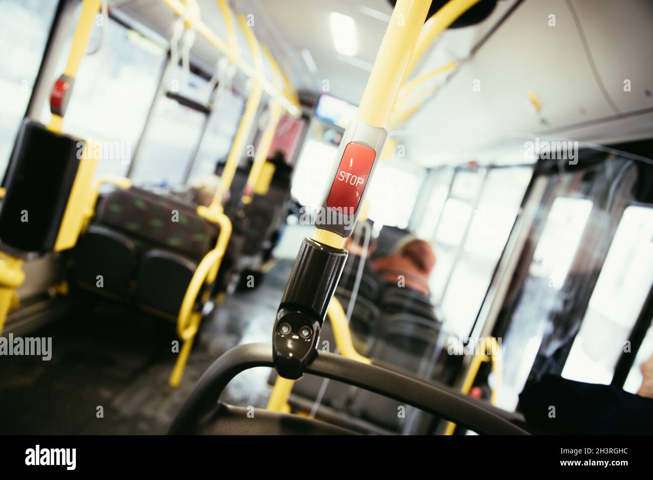 Rote STOP-Taste in einem Bus, Pendeln, öffentlicher Verkehr Stockfoto