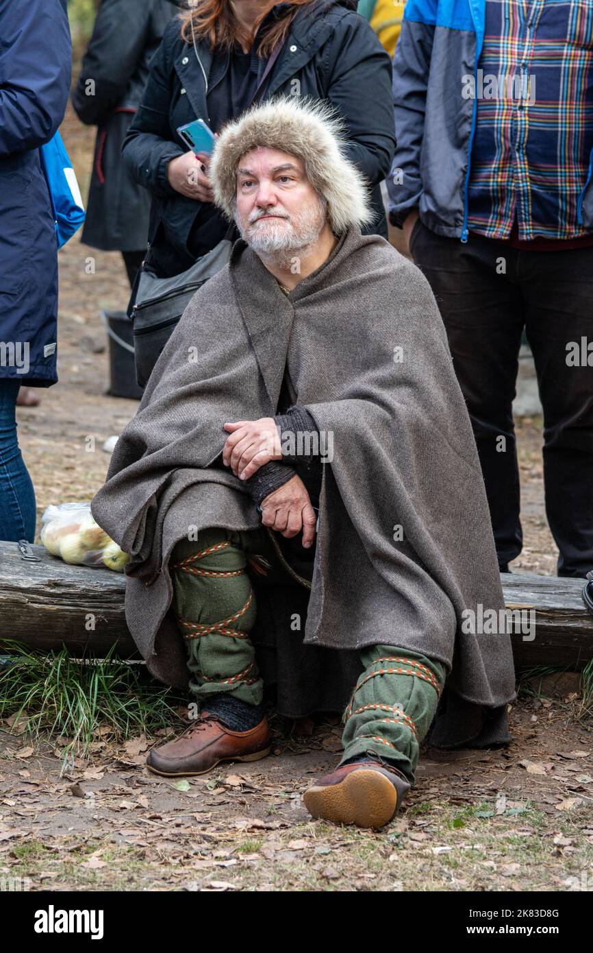 Männlicher Reenaktor bei Pukkisaari auf dem eisenzeitlichen Markt im Stadtteil Vähä-Meilahti in Helsinki, Finnland Stockfoto