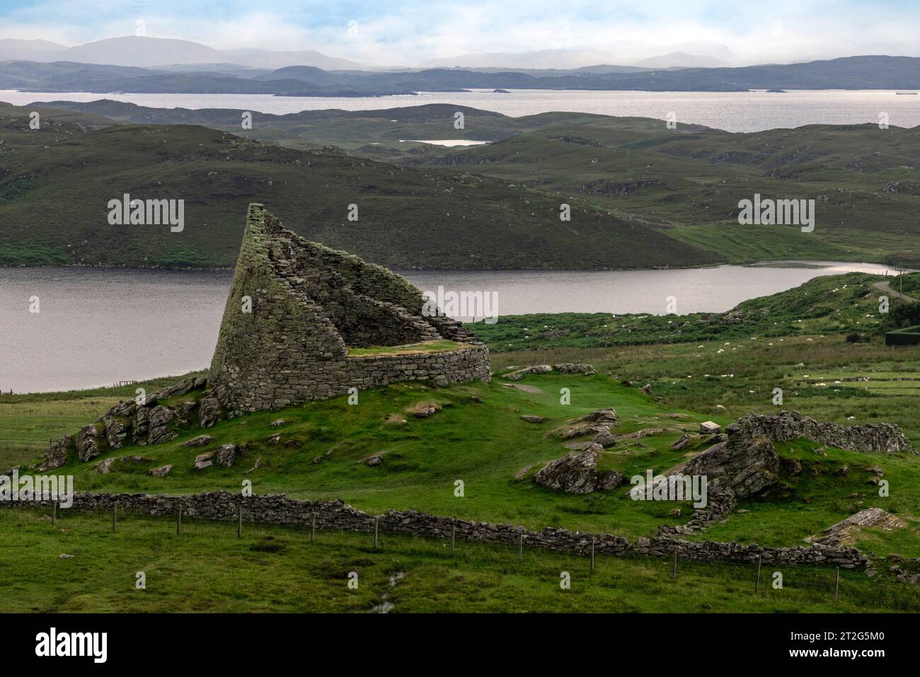 Dun Carloway Broch ist ein gut erhaltenes Fort aus der Eisenzeit auf der schottischen Isle of Lewis. Stockfoto